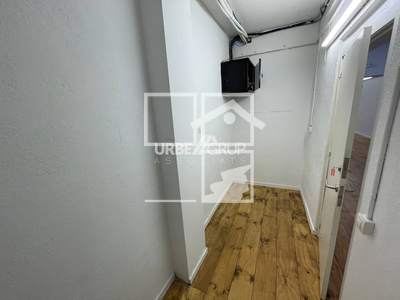 Inmueble en Calle Font Vella    bajos, Barcelona